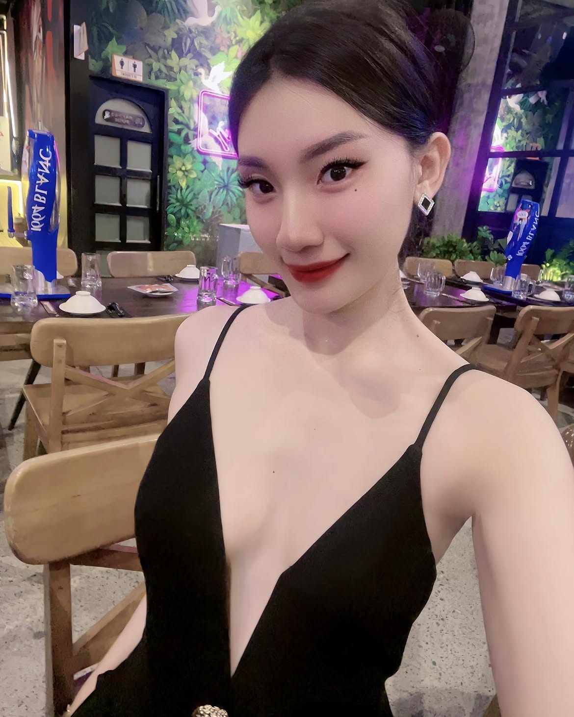 Ở nhà em rất ngoan ! Nhưng bị cái em ít ở nhà 😋.jpg